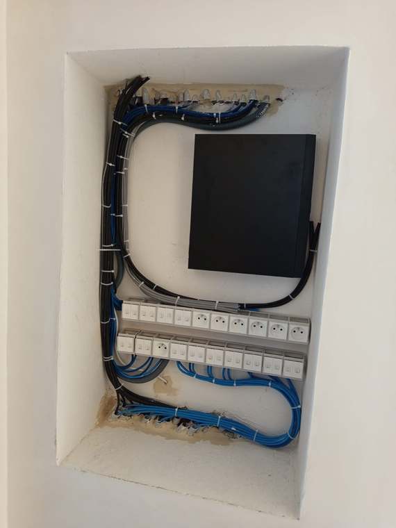 Coffret de communication avec brassage RJ45 et prises